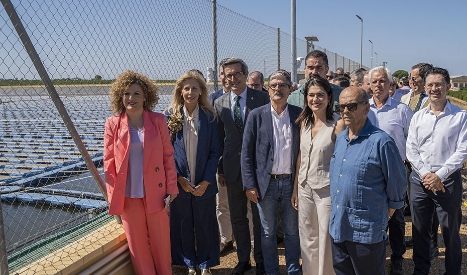 Jorge Paradela, junto a comuneros, los alcaldes de los municipios donde se ubican las cuatro plantas fotovoltaicas para autoconsumo de la comunidad de regantes Sur-Andévalo, y representantes del sector agrícola onubense.