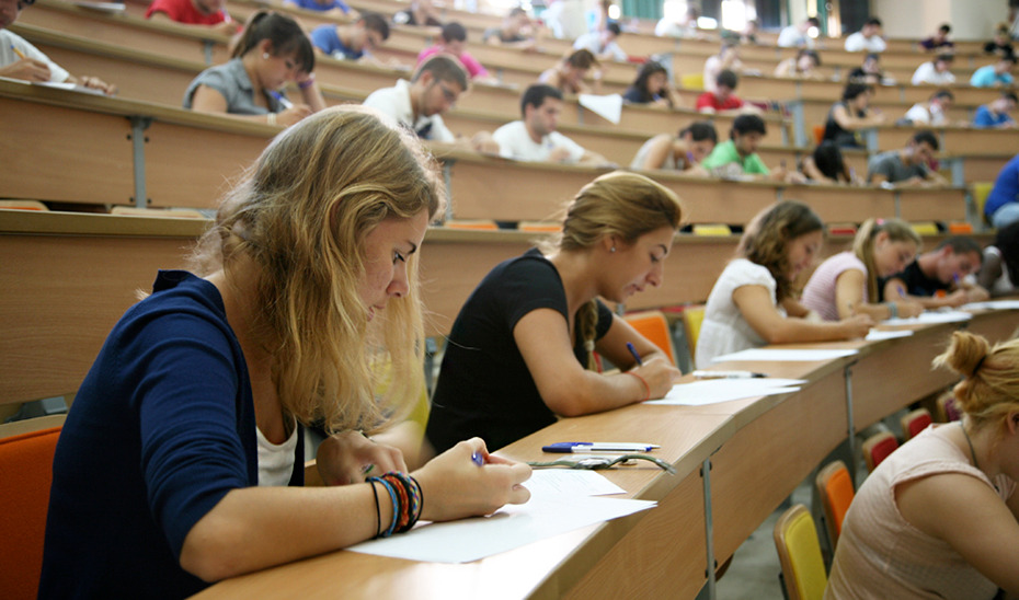 Imagen de archivo de estudiantes universitarios