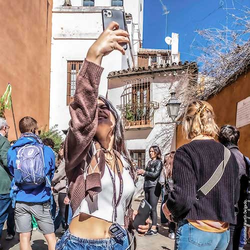 Chica joven haciéndose un selfi en un espacio público. Fotografía realizada por Cristóbal Martín Delgado