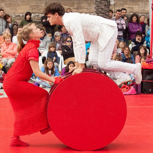 Escena de un espectáculo de danza y circo