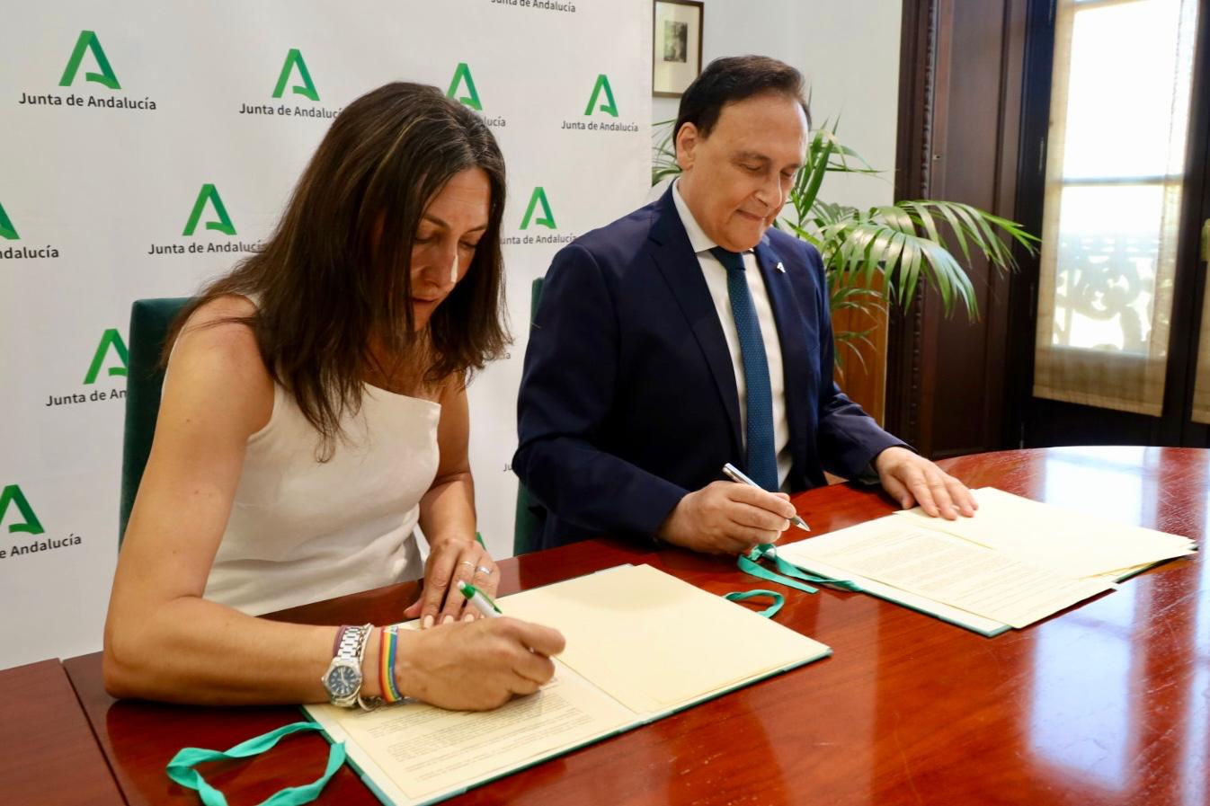 Gómez Villamandos y López durante la firma del convenio