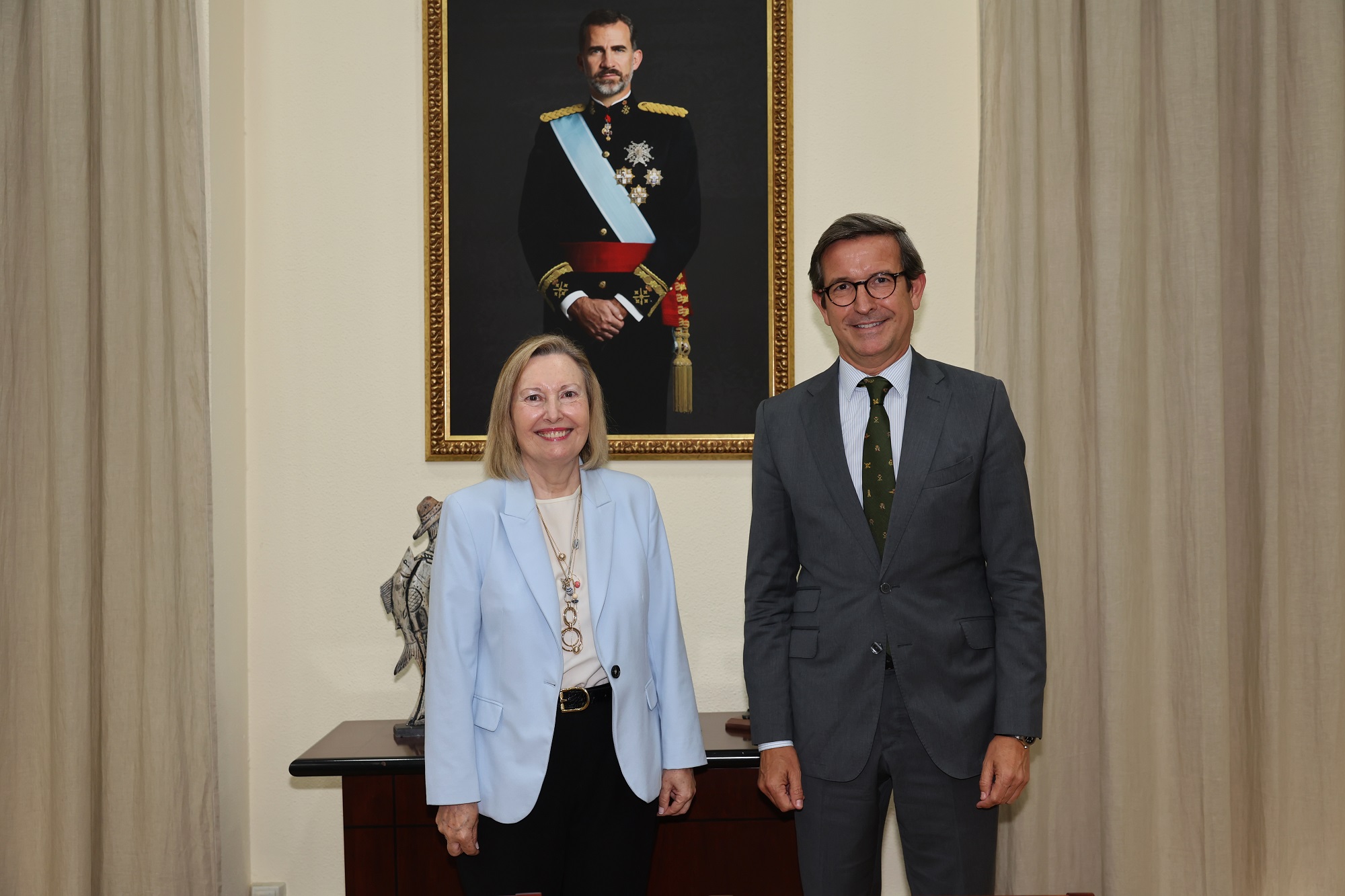 El consejero de Industria, Energía y Minas, Jorge Paradela, junto a la secretaria de Estado de Defensa, María Amparo Valcarce.