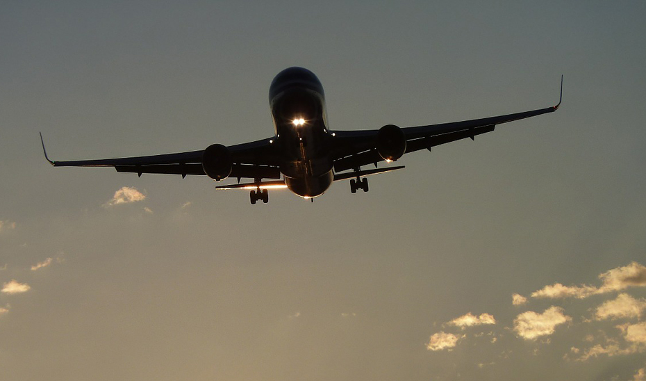 Un avión en pleno vuelo.