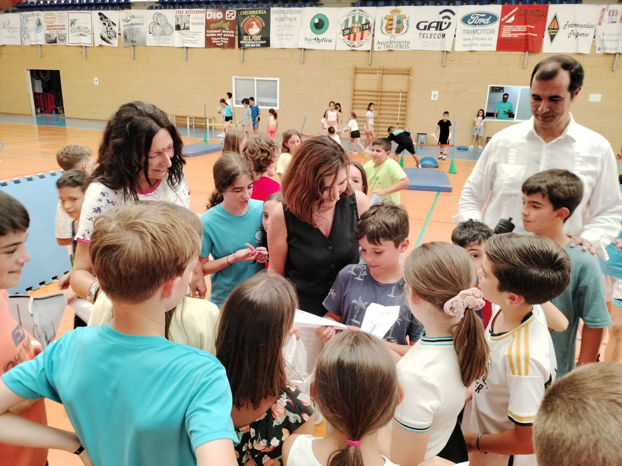 Rocío Blanco y Loles López en el campamento deportivo 'Los Morenitos', en Trigueros