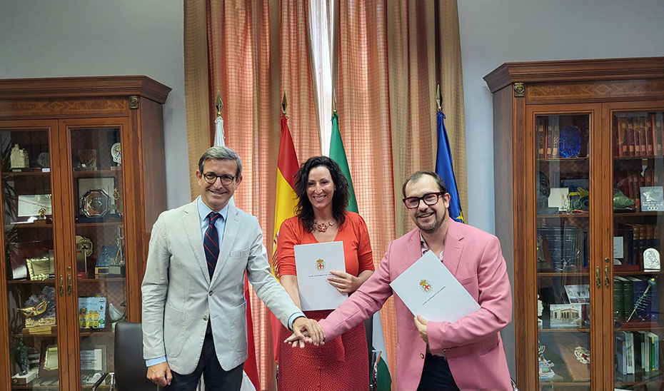 El consejero de Industria, Energía y Minas, Jorge Paradela, posa tras la firma del convenio entre el Ayuntamiento de Almería y Wise Guys, junto a la alcaldesa de Almería, María del Mar Vázquez, y el CEO de la aceleradora de empresas, Cristóbal Alonso.