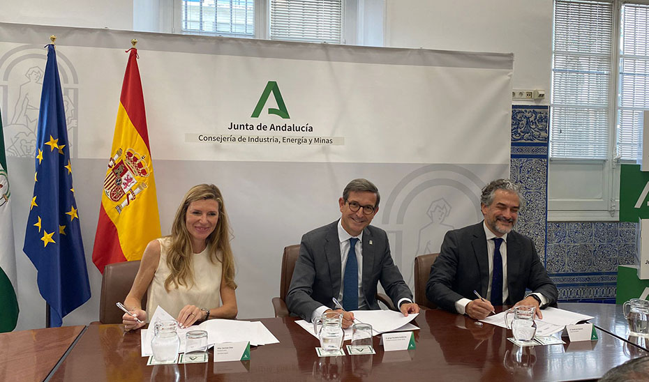 El consejero de Industria, Energía y Minas, Jorge Paradela, firma un convenio de colaboración con el director de AENOR, David de Pastors, y la presidenta de AFCA, Carmen Díaz.