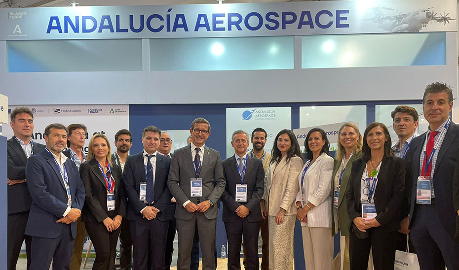 El consejero Jorge Paradela posa tras su intervención en el Salón Aeroespacial de Farnborough donde ha presentado los datos del sector aeroespacial andaluz en 2023 junto al presidente del clúster Andalucía Aerospace, Antonio Gómez-Guillamón.