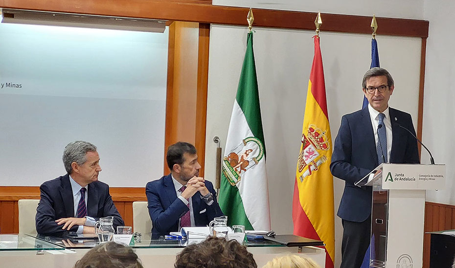 El consejero de Industria, Energía y Minas, Jorge Paradela, presenta los datos del sector aeroespacial andaluz en 2023 junto a responsables del clúster Andalucía Aerospace.