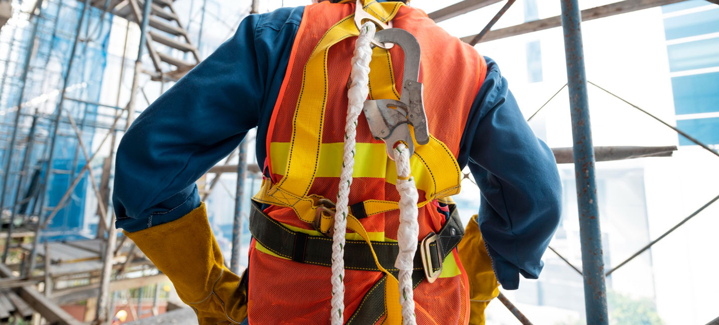 Una persona de espaldas con el equipo de seguridad para trabajos en altura