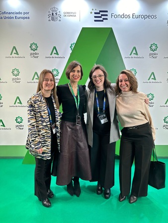 La secretaria general de AGAPA, con la ganadora y finalistas del Premio Sala Revelación de Madrid Fusión.