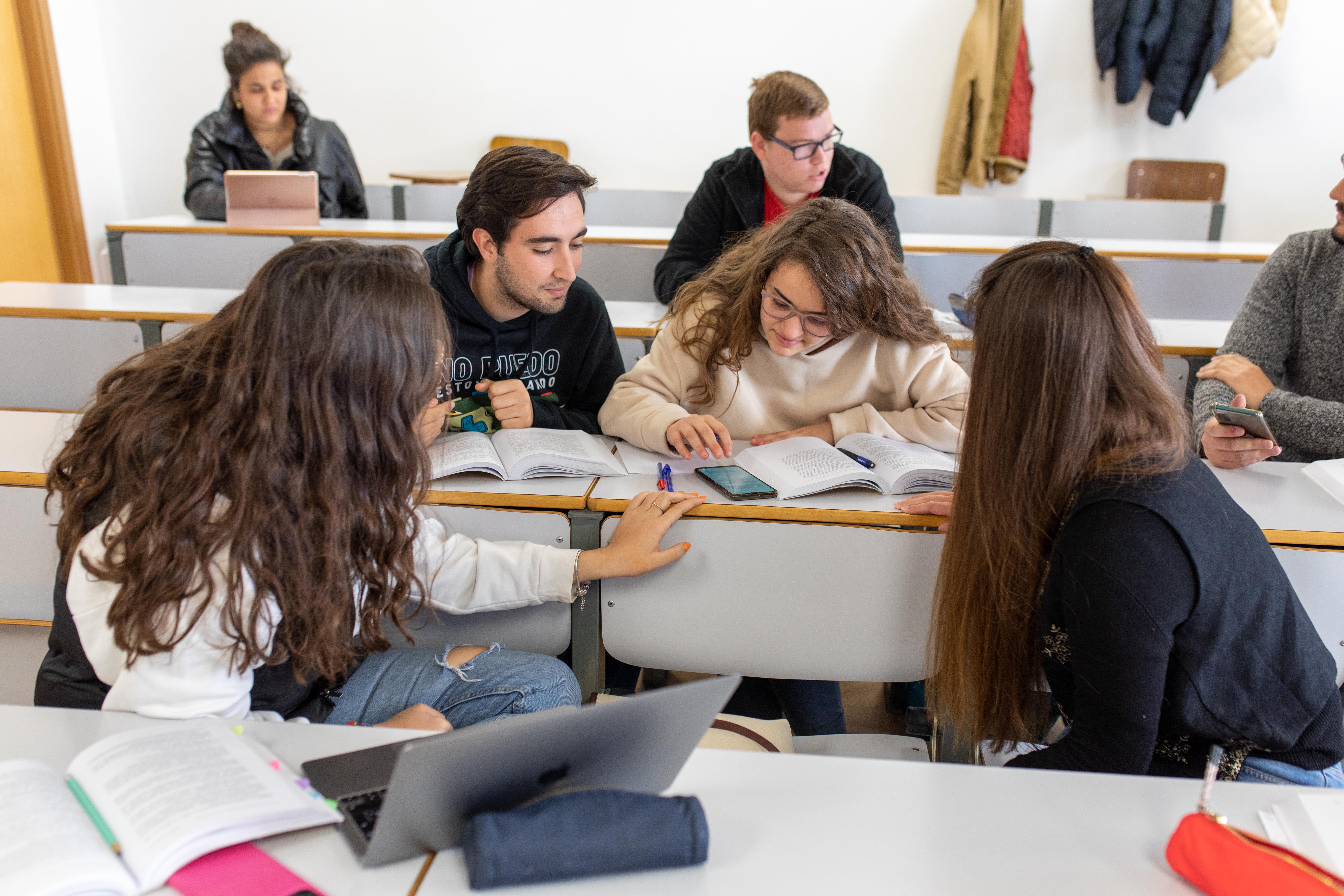 Estudiantes universitarios