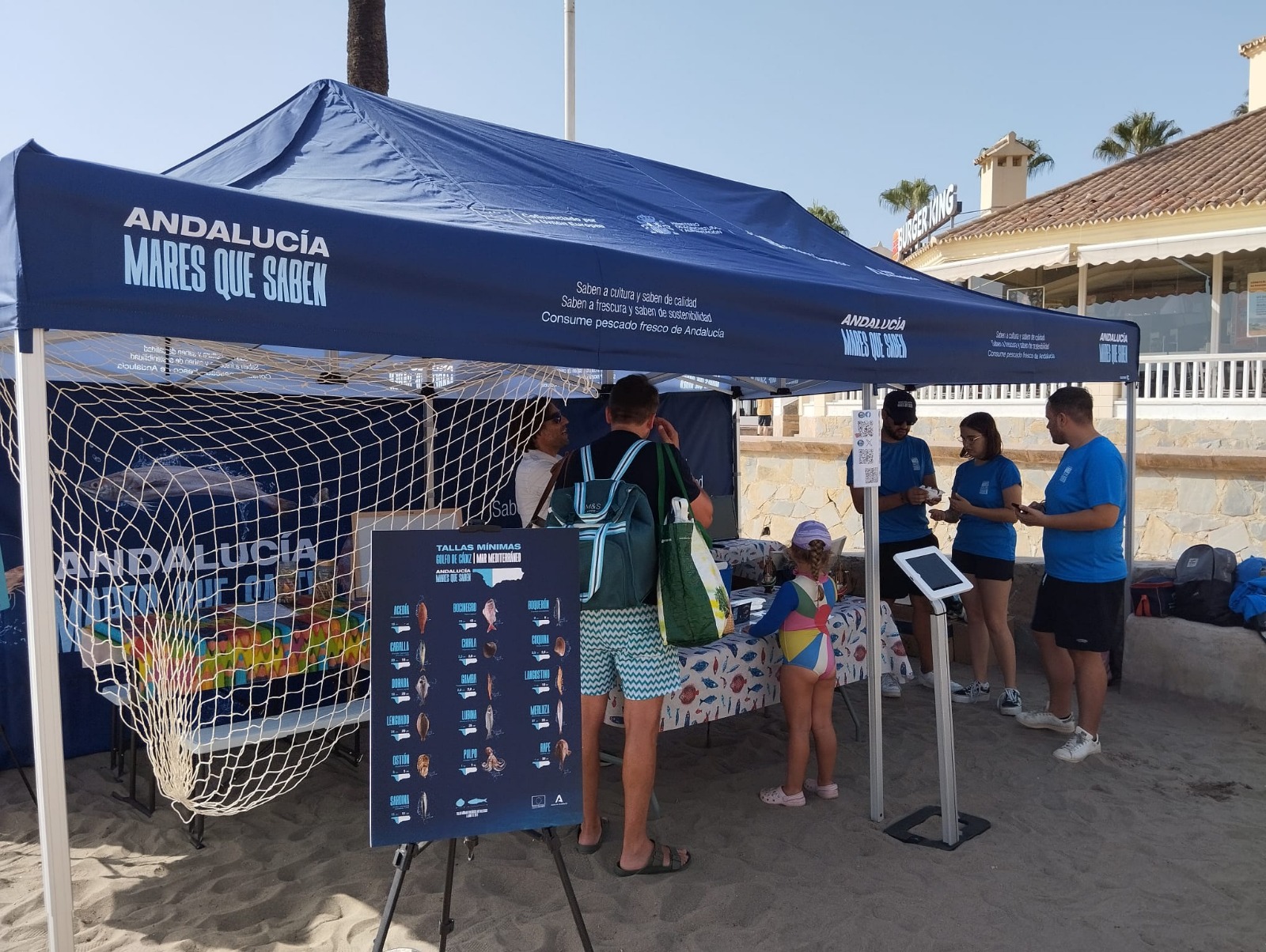 Uno de los stand instalados en una playa de Andalucía dentro de la campaña 'Mares que saben'