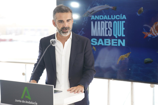 El consejero, en un momento de la presentación de la campaña "Mares que Saben"