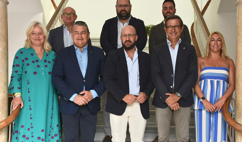 Los consejeros de Presidencia, Interior, Diálogo Social y Simplificación Administrativa, Antonio Sanz, y de Industria, Energía y Minas, Jorge Paradela, en una visita institucional al Ayuntamiento de El Puerto de Santa María.