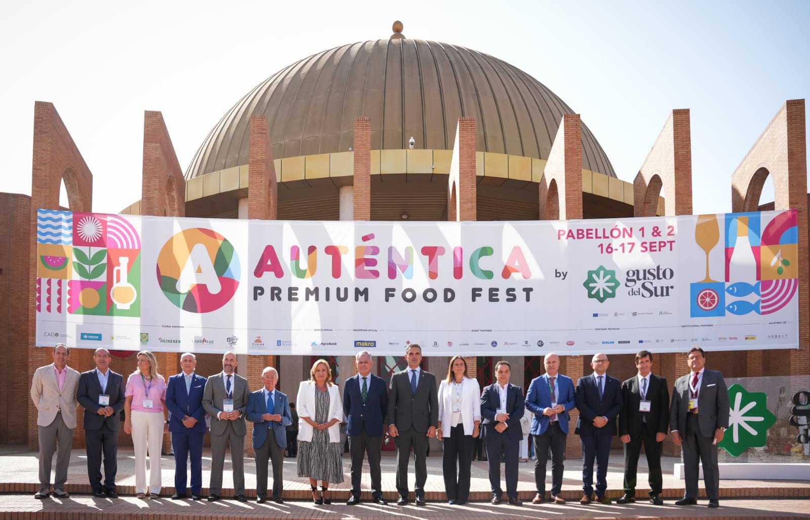 El consejero de Agricultura en la foto de familia en la feria agroalimentaria AUTÉNTICA