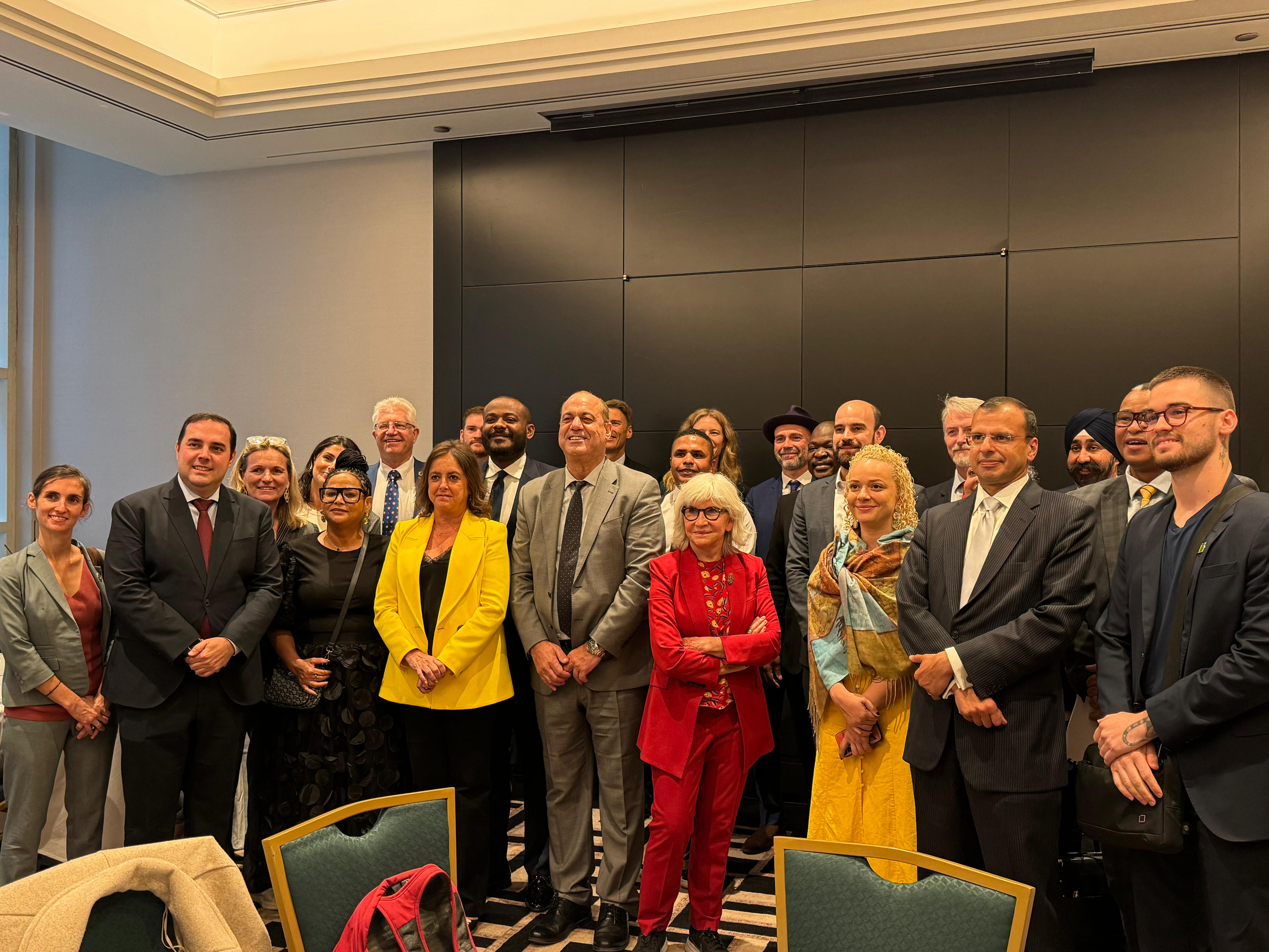 Foto de familia de los asistentes al foro. 