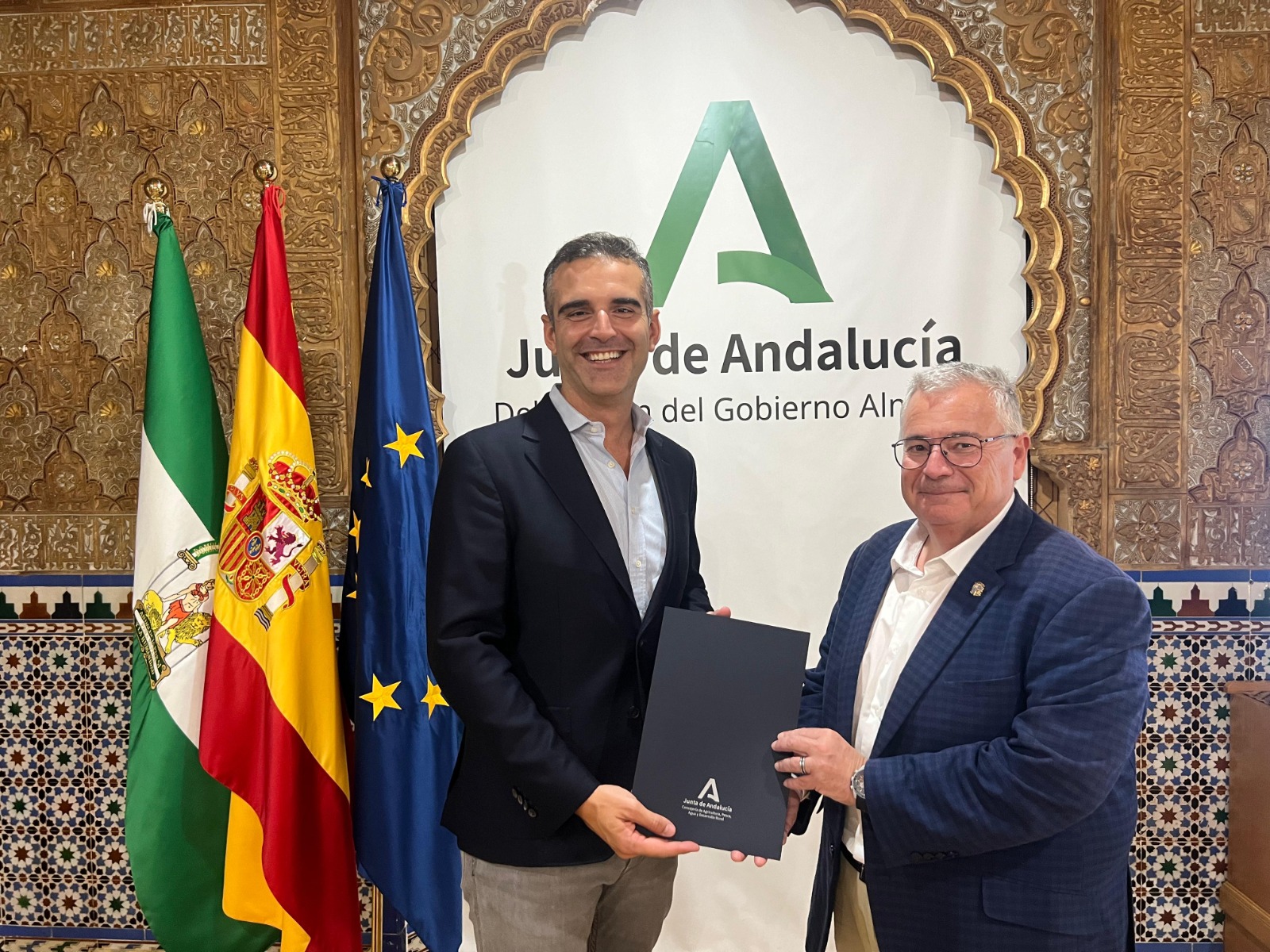 El consejero de Agricultura, Ramón Fernández-Pacheco, junto al alcalde de Garrucha, Pedro Zamora