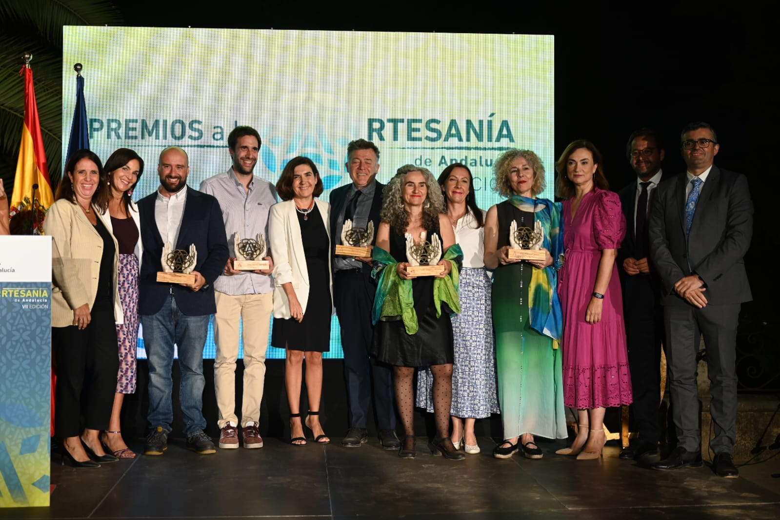 Rocío Blanco con los galardonados en la VII edición de los Premios a la Artesanía de Andalucía