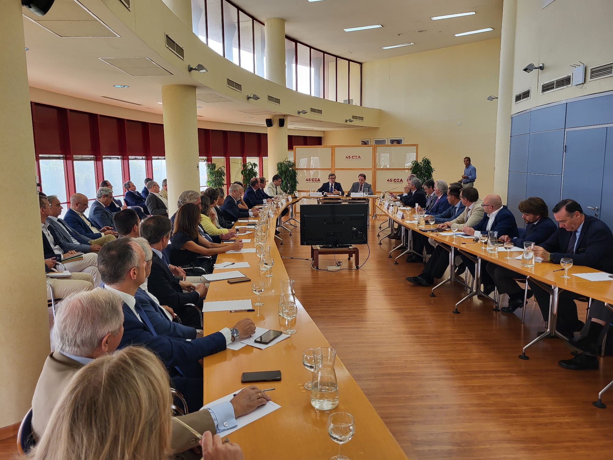 El consejero de Industria, Energía y Minas, Jorge Paradela, en la reunión de trabajo con miembros de la CEA.