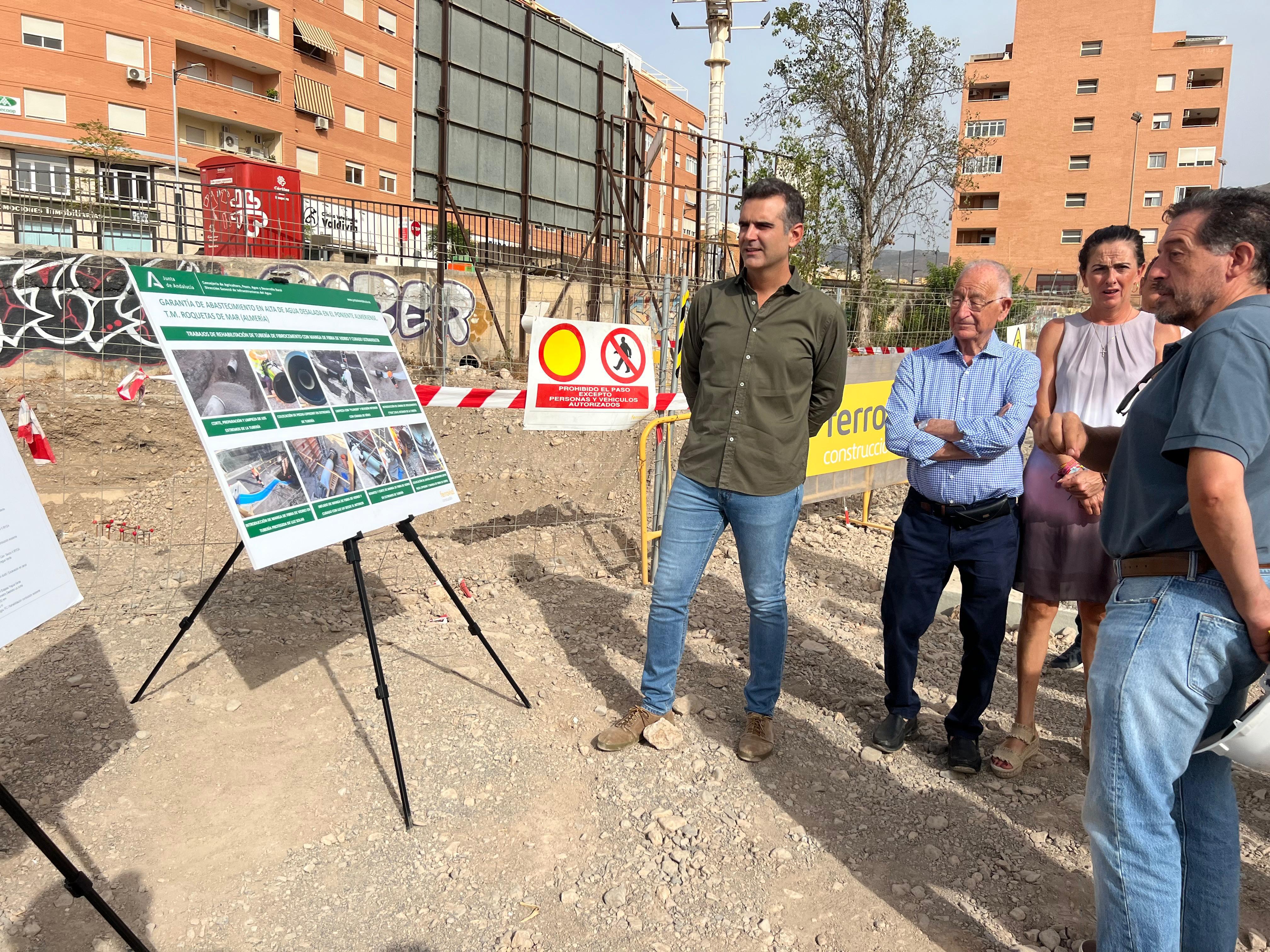 Ramón Fernández-Pacheco visita las obras de conexión de agua desalada en Roquetas de Mar.