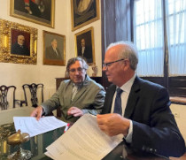 Firma del convenio en la sede de la Hermandad de la Santa Caridad de Sevilla