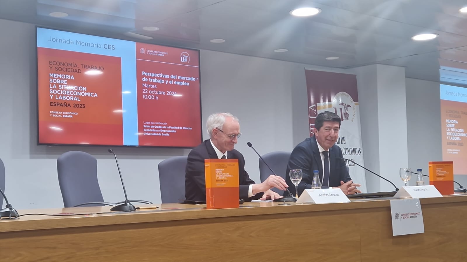 Antón Costas y Juan Marín en un momento de la clausura de la jornada