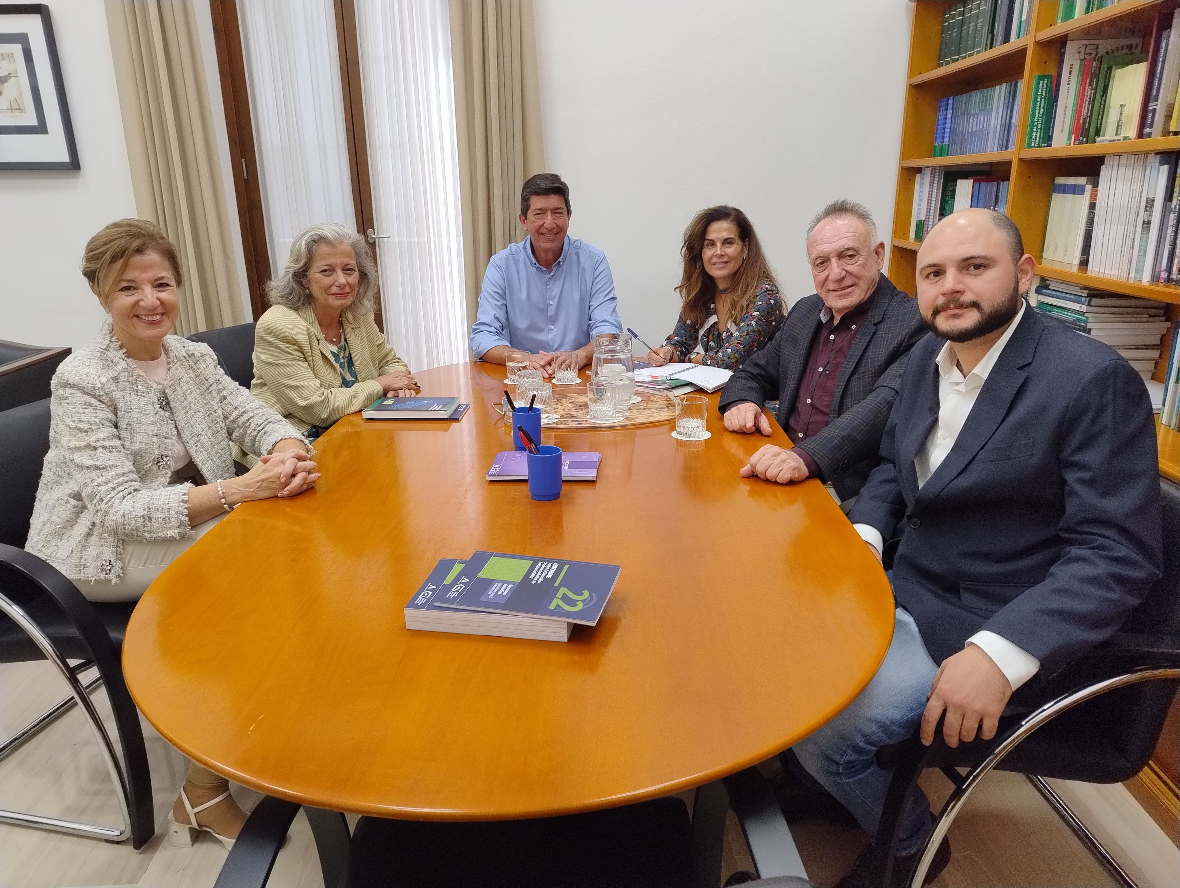 Un momento de la reunión entre representantes del CES de Andalucía y el Consejo Andaluz del Movimiento Europeo