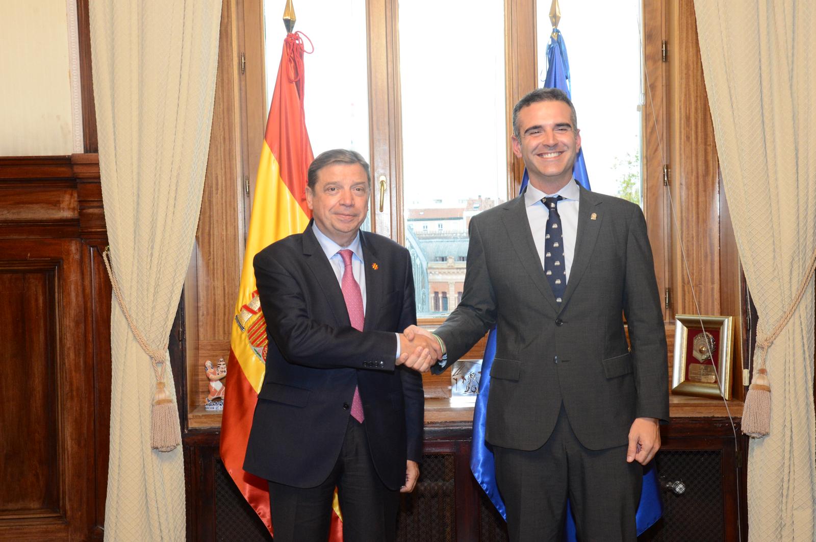 El consejero Ramón Fernández-Pacheco se reúne con el ministro Luis Planas.