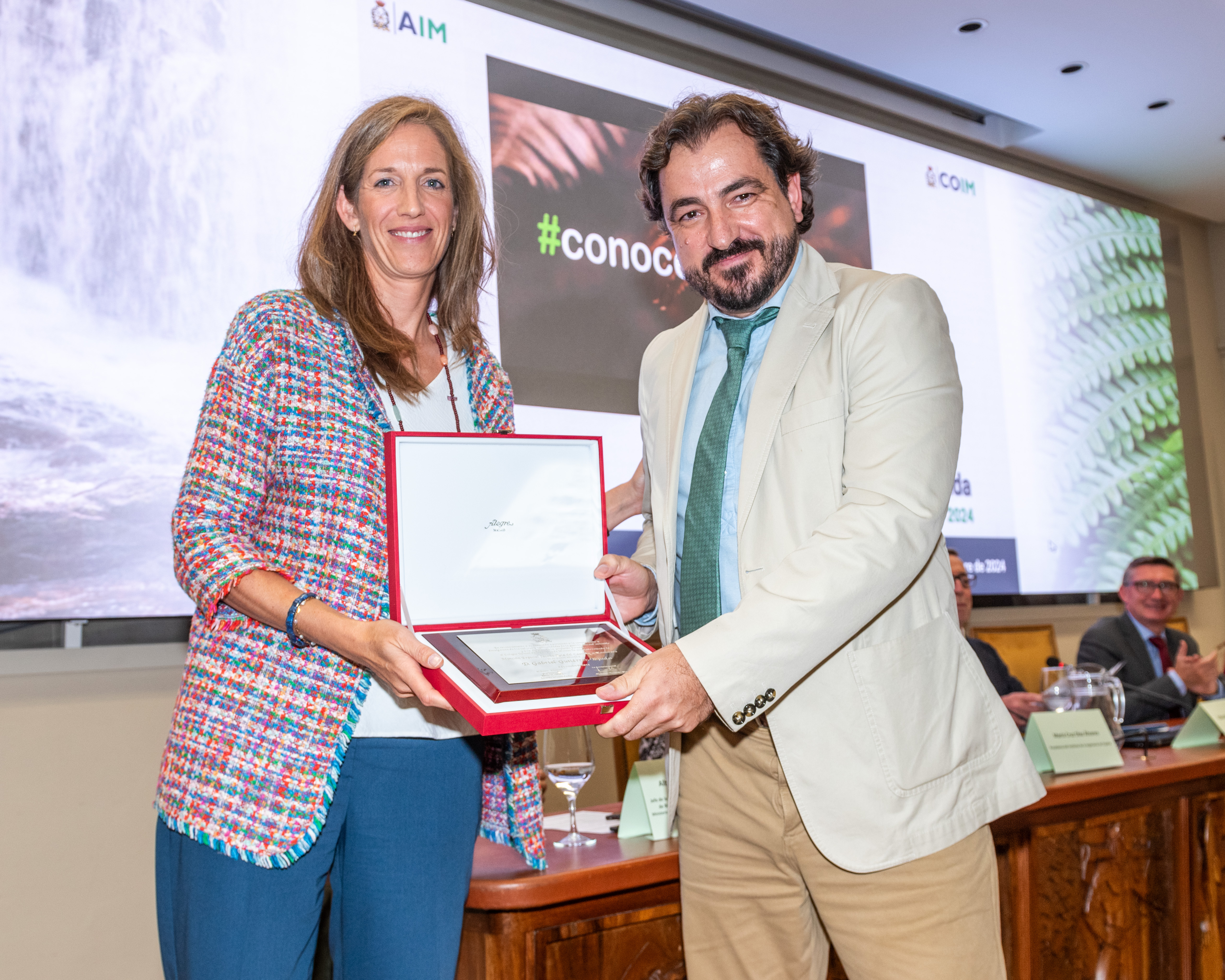 Gabriel Gutiérrez, recogiendo el premio. 