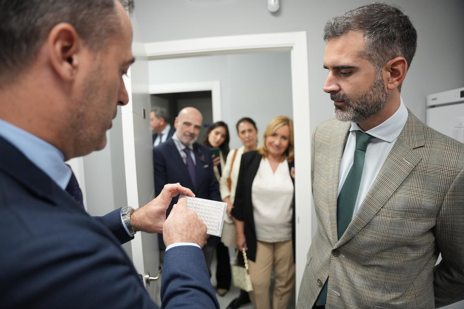 Ramón Fernández-Pacheco visita la sede de ANCCE