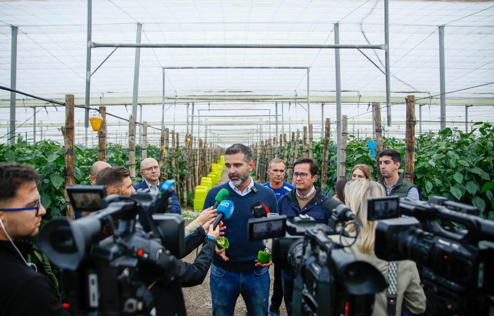 Fernández-Pacheco atiende a los medios