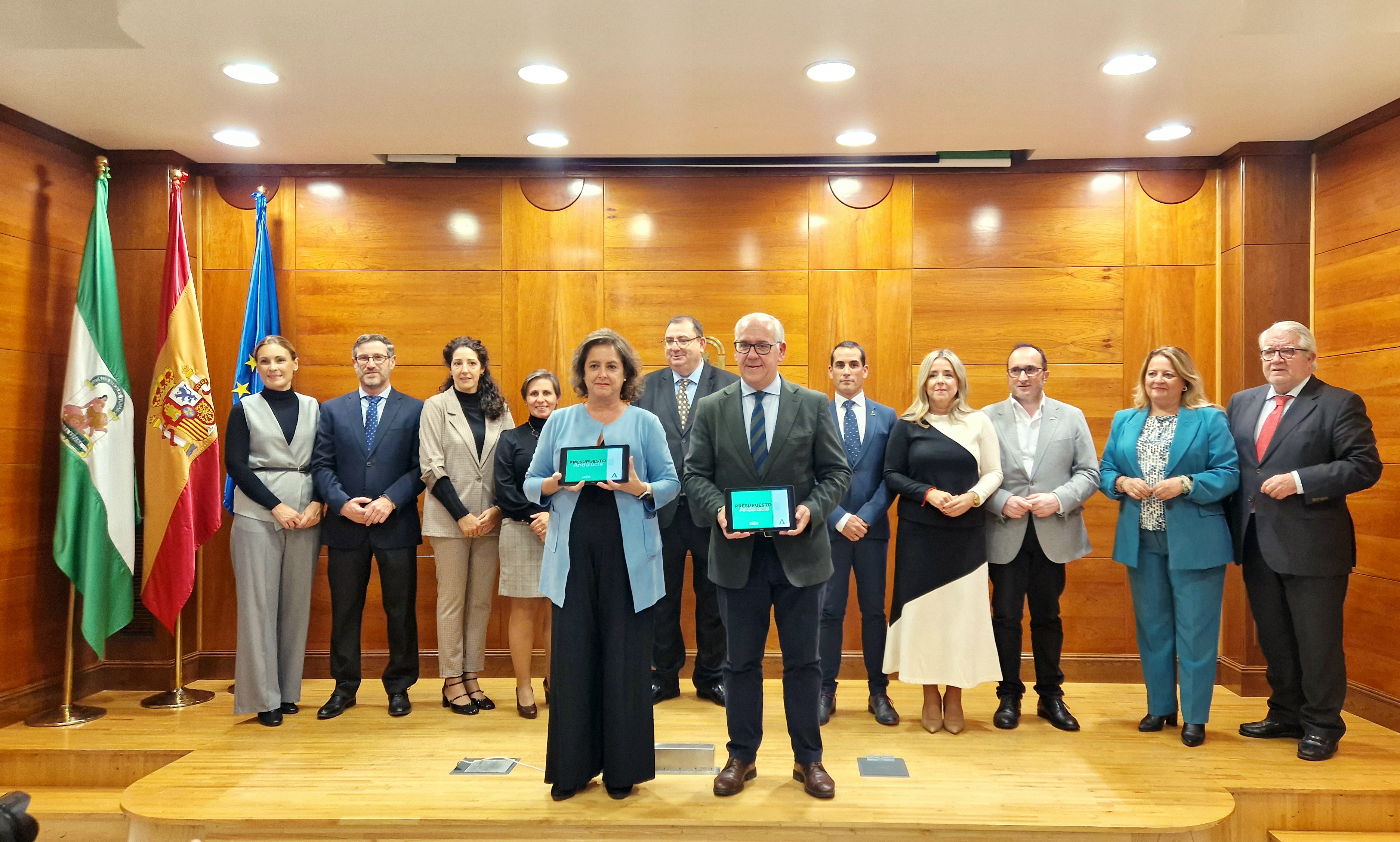 La consejera Catalina García con el delegado del Gobierno y los delegados territoriales.