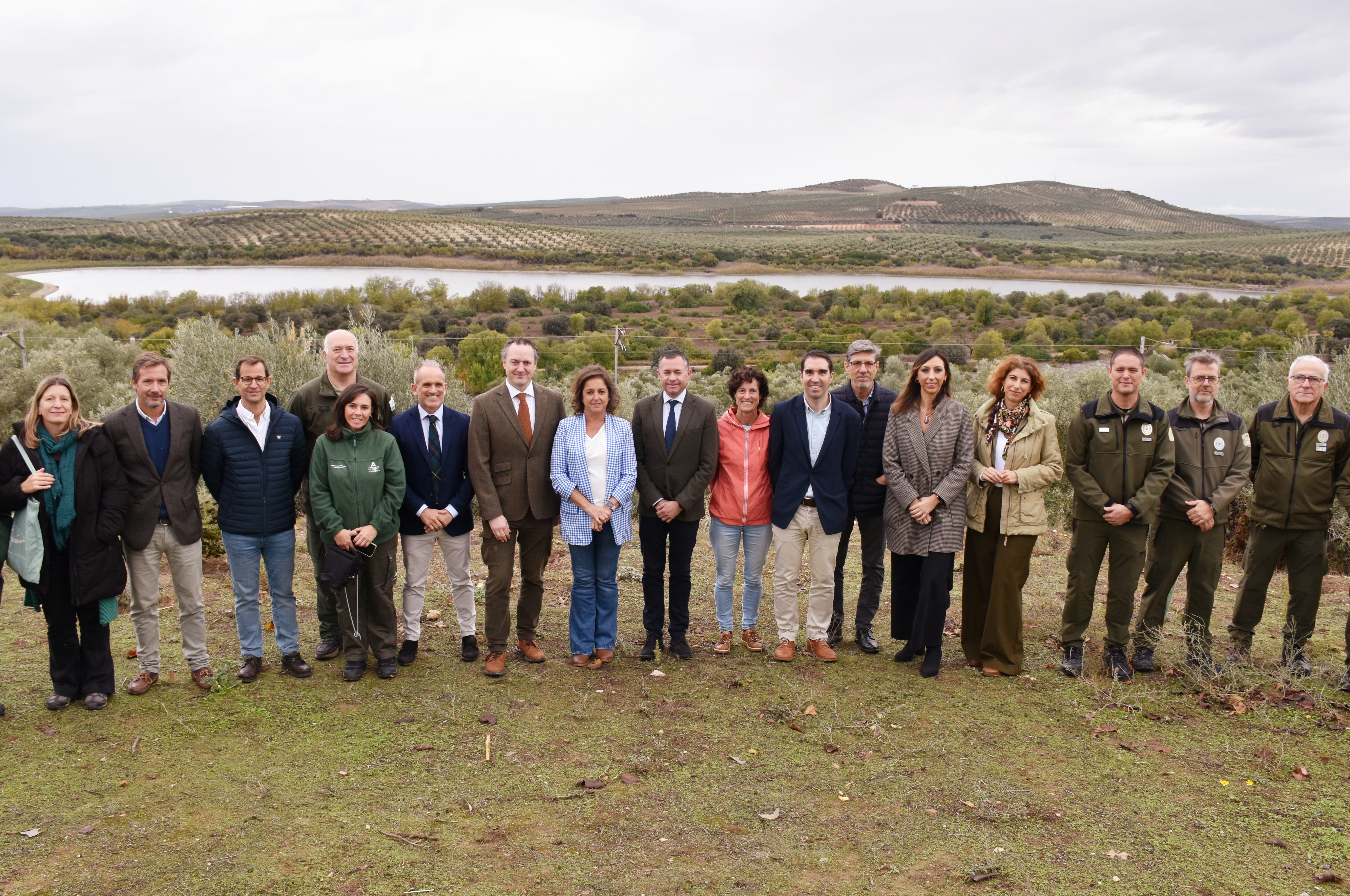 Foto de familia con las Lagunas del Sur al fondo.