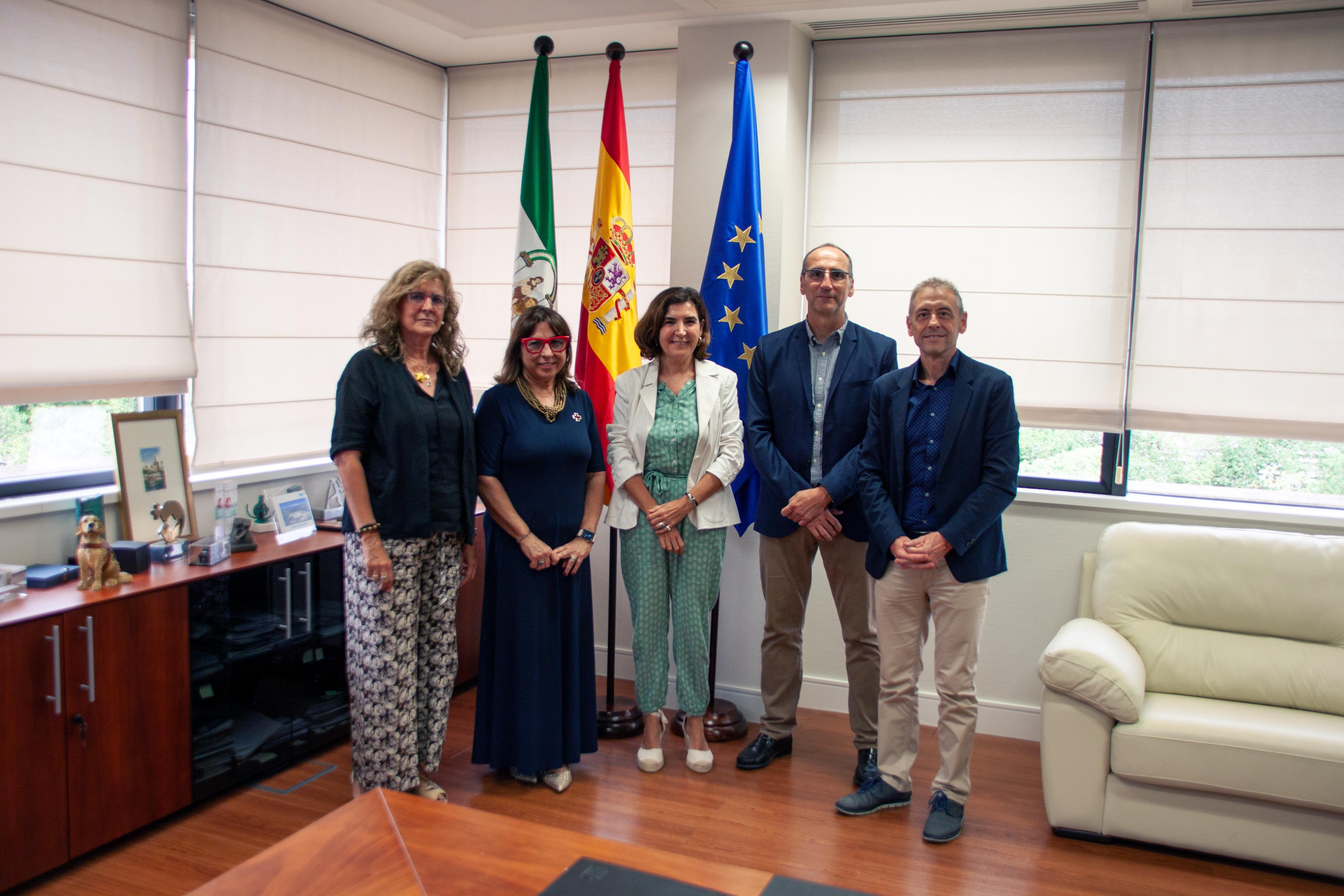 La directora general de Formación Profesional para el Empleo, María Eva Melero; la presidenta de Cruz Roja Andalucía, Rosario García Palacios; la consejera de Empleo, Empresa y Trabajo Autónomo, Rocío Blanco; el responsable autonómico de Empleo de Cruz Roja, Ignacio Romero Molina, y el secretario autonómico de Cruz Roja, José R. Tortosa Delgado.