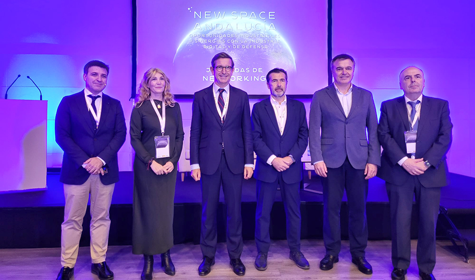 El consejero de Industria, Energía y Minas, Jorge Paradela, posa en una foto de familia antes de inaugurar la segunda jornada New Space Andalucía.