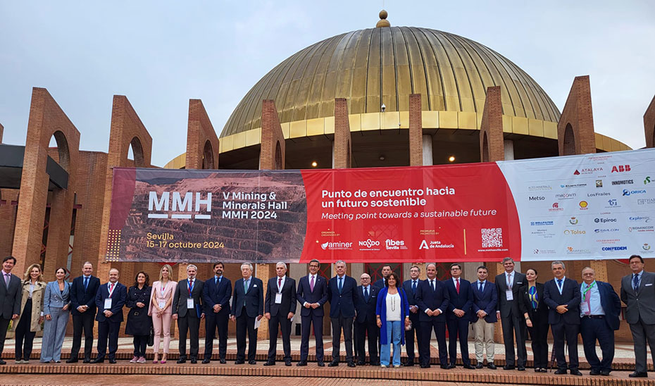 Foto de familia en la inauguración de la V edición del Salón Internacional de la Minería, Mining and Minerals Hall (MMH), que se celebra en Sevilla.