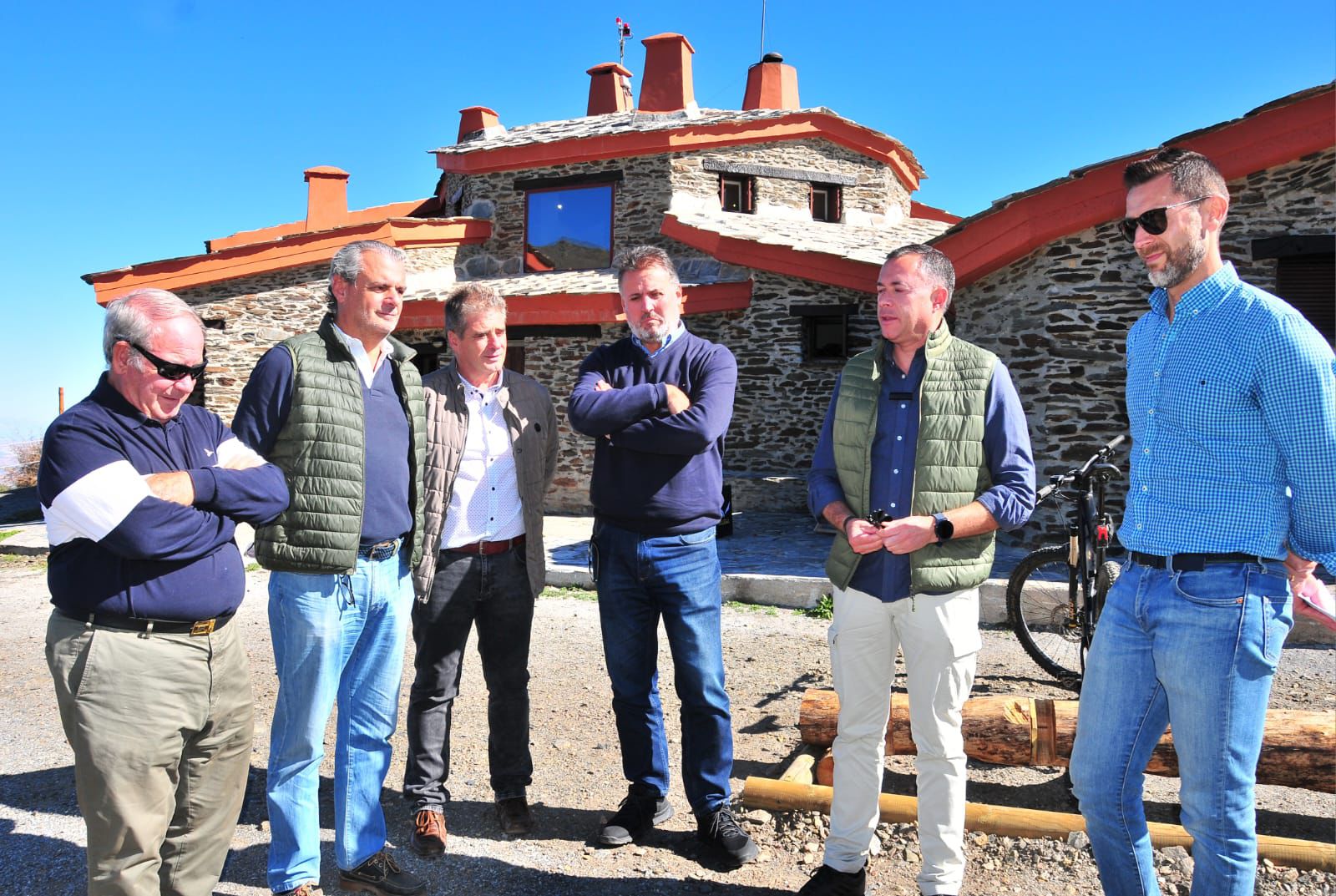 El refugio Postero Alto, situado a 1.900 metros de altitud en la Loma del Medio, es un punto de referencia para los aficionados a la alta montaña en Sierra Nevada. 