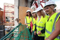 Imagen de la visita a las obras de recuperación del antiguo edificio de Hacienda, en la ciudad de Huelva