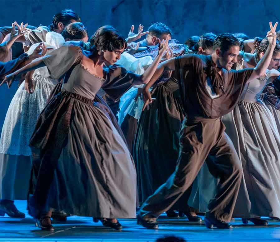 Cuerpo de baile flamenco durante una actuación sobre el escenario