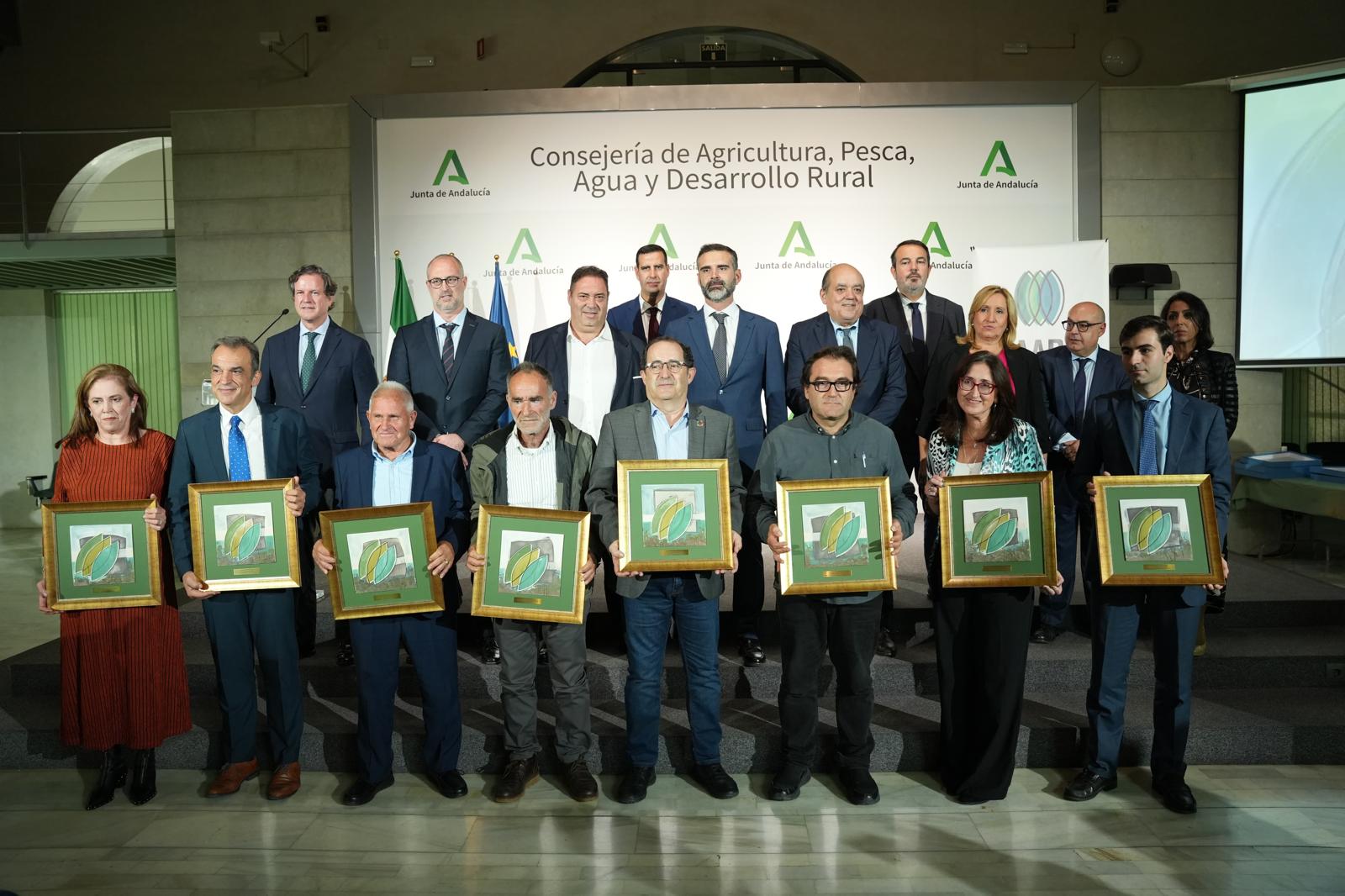 Foto de familia de los III Premios Periodismo y Trayectoria Profesional del Sector Pesquero de FAAPE.