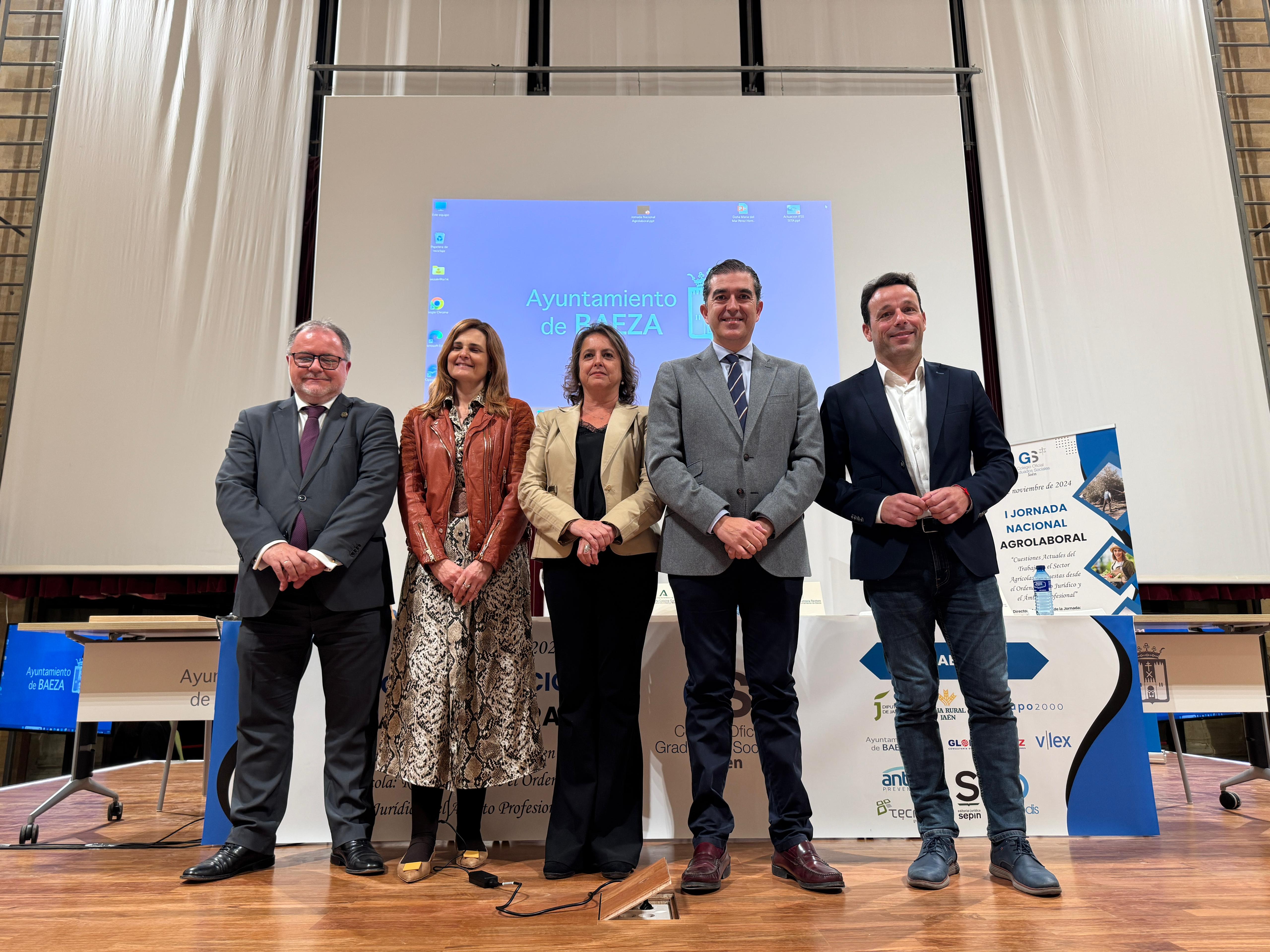 Clausura de la I Jornada Nacional Agrolaboral celebrada en Baeza (Jaén).