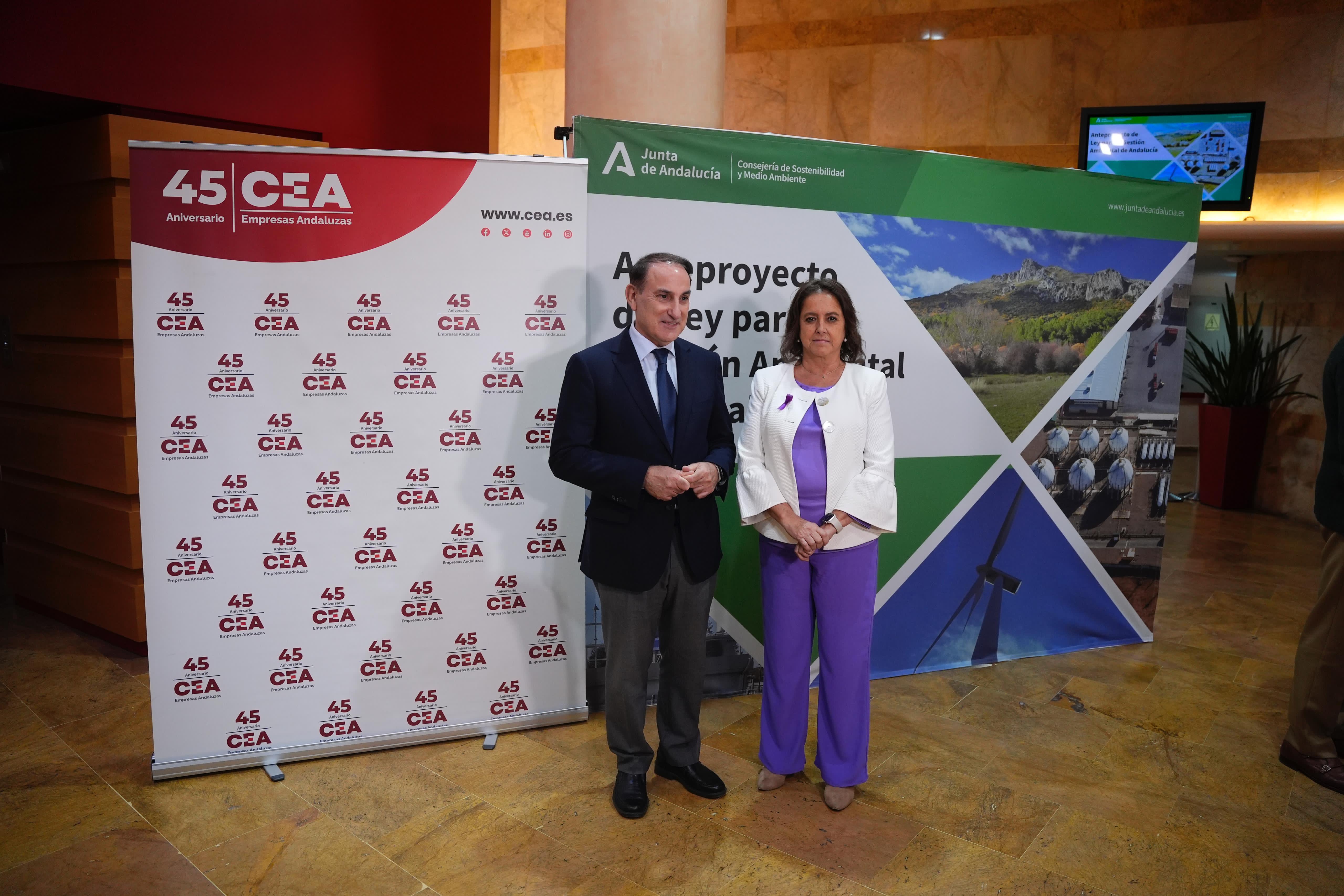 Javier González de Lara y Catalina García, en la sede de la CEA.