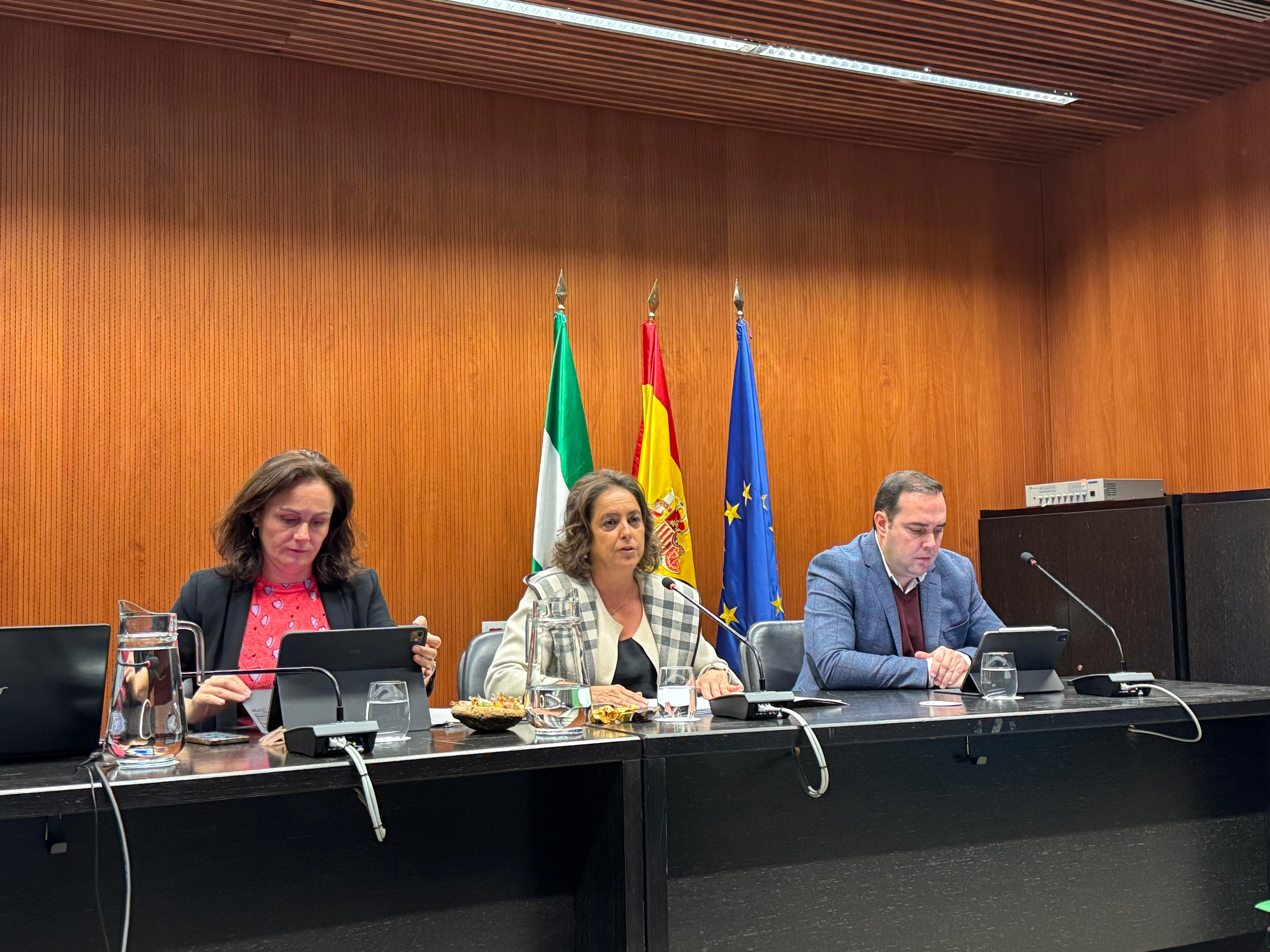 Catalina García, junto al viceconsejero, Sergio Arjona, y la secretaria general, María López.