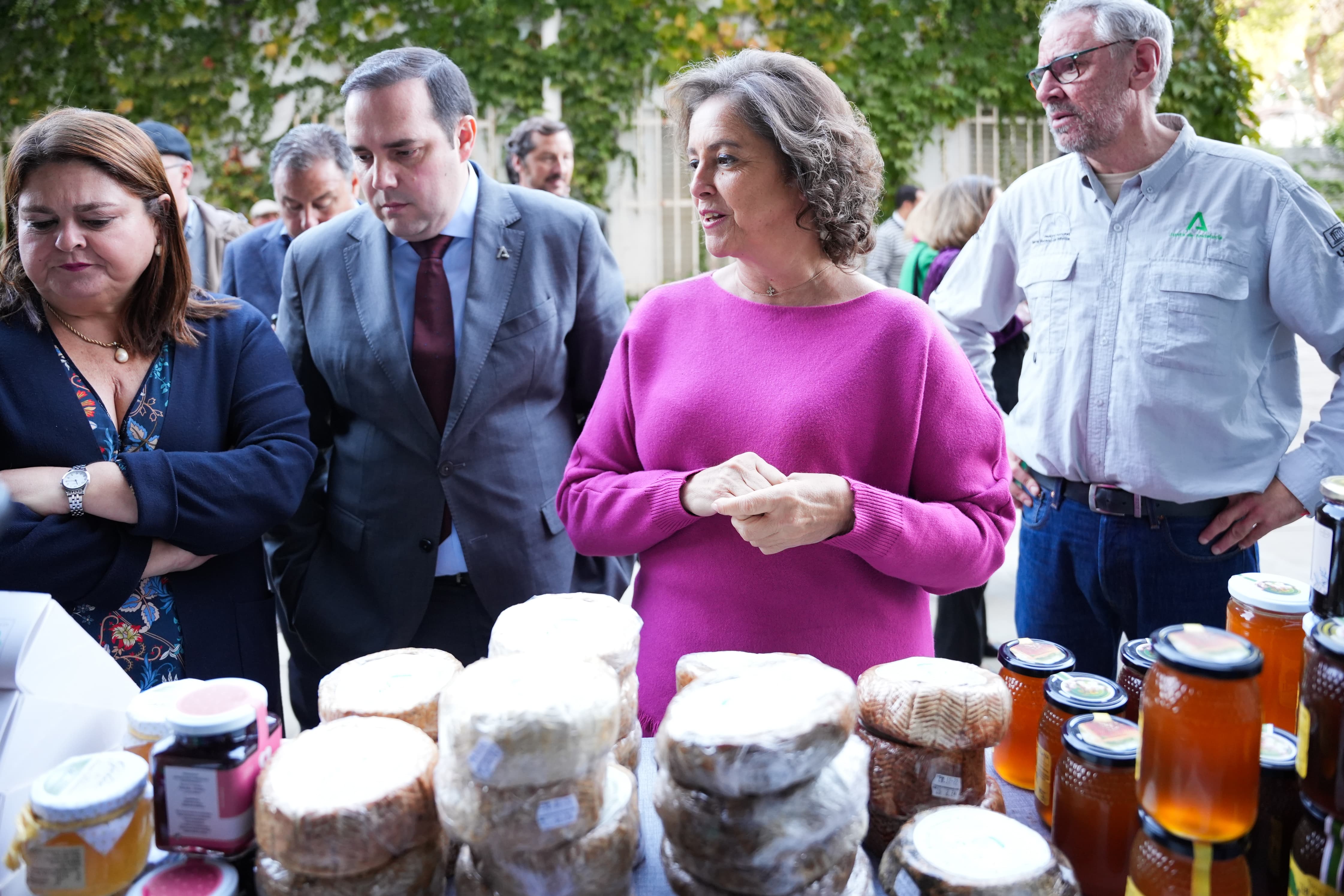 Catalina García asiste a la XX Muestra de Productos Agroalimentarios y Artesanales del Parque Natural Sierra Morena de Sevilla y la II Muestra de la Reserva de la Biosfera Dehesas de Sierra Morena.