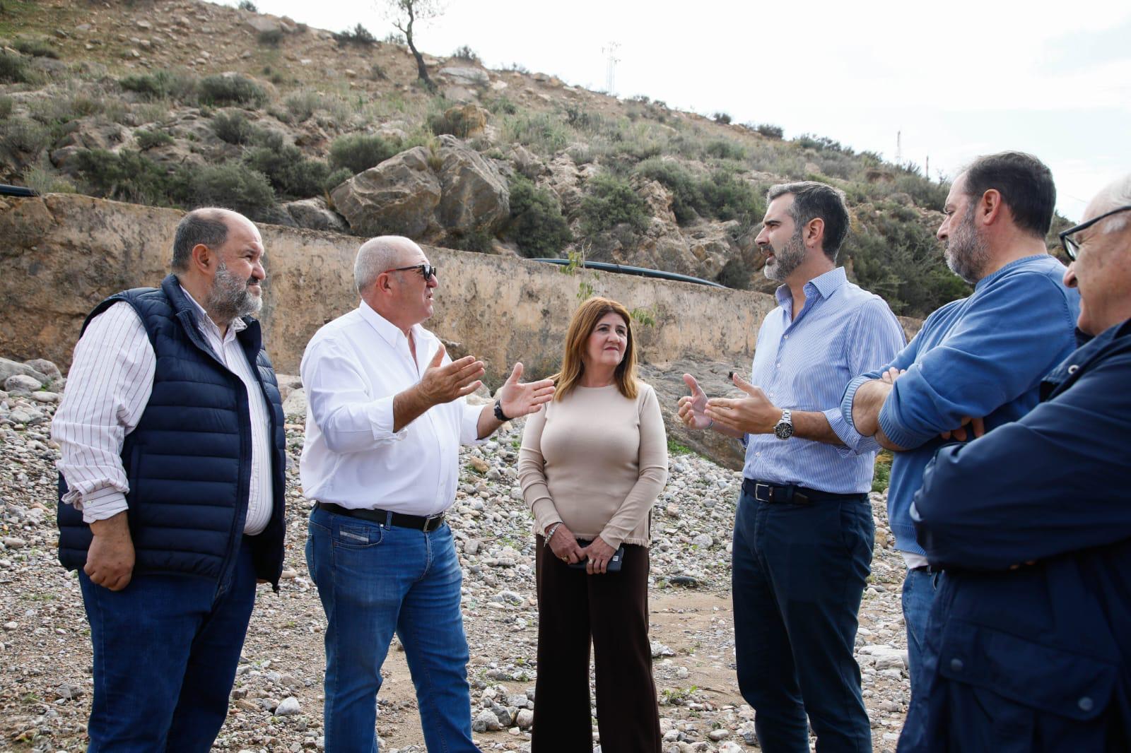 Fernández-Pacheco visita los daños por el temporal en Dalías