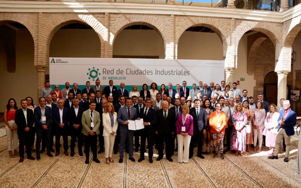 Foto de familia del I Encuentro de alto nivel de la Red de Ciudades Industriales de Andalucía, celebrado en Córdoba.