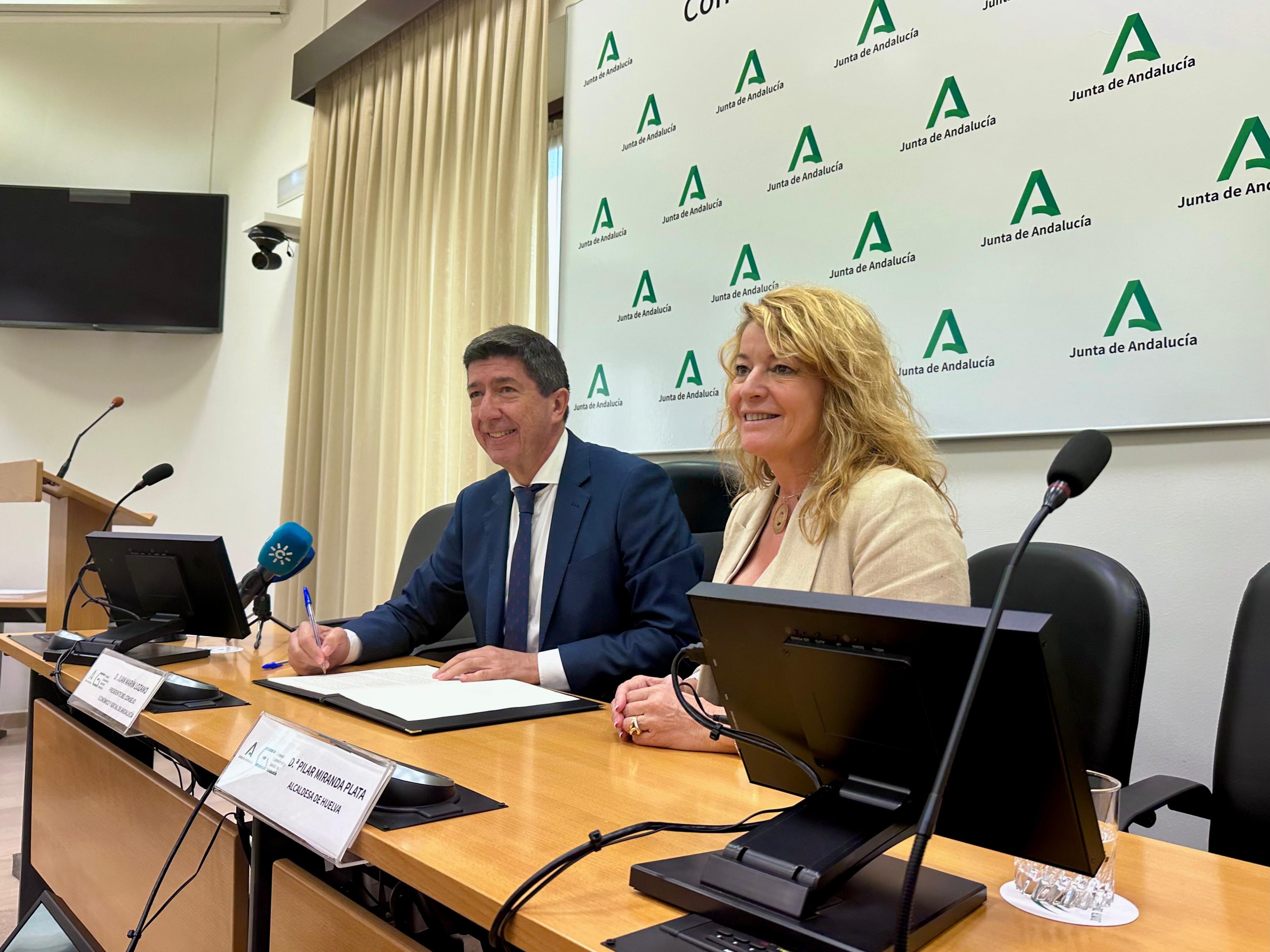 Juan Marín y Pilar Miranda durante el acto de la firma