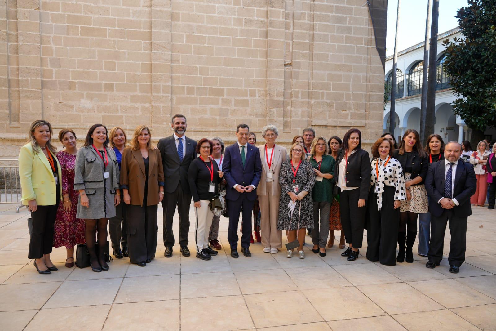 Juanma Moreno y Fernández-Pacheco con representantes de las asociaciones de mujeres rurales