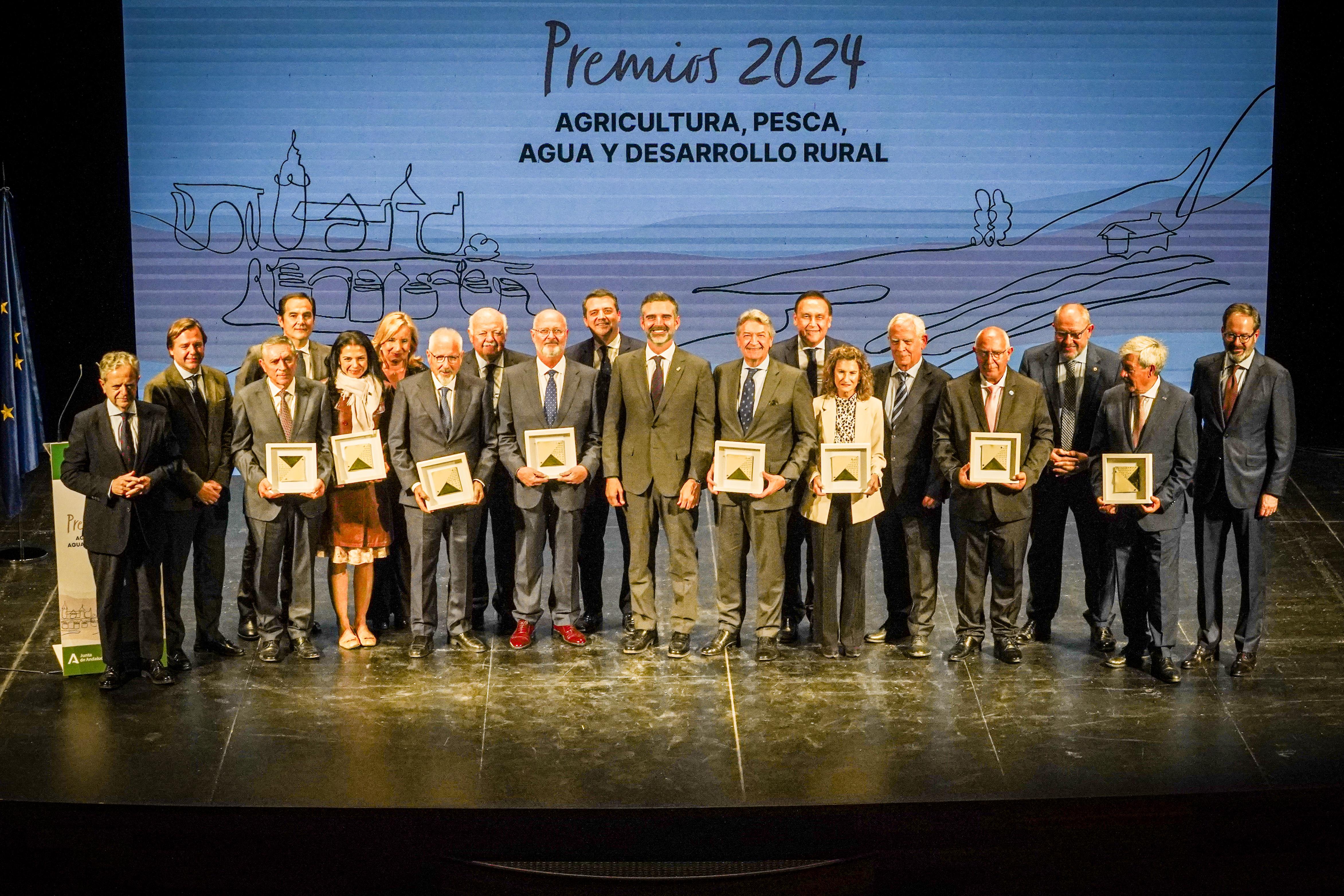 Foto de familia con los premiados