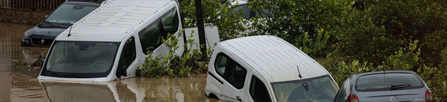 Coches afectados por una inundación